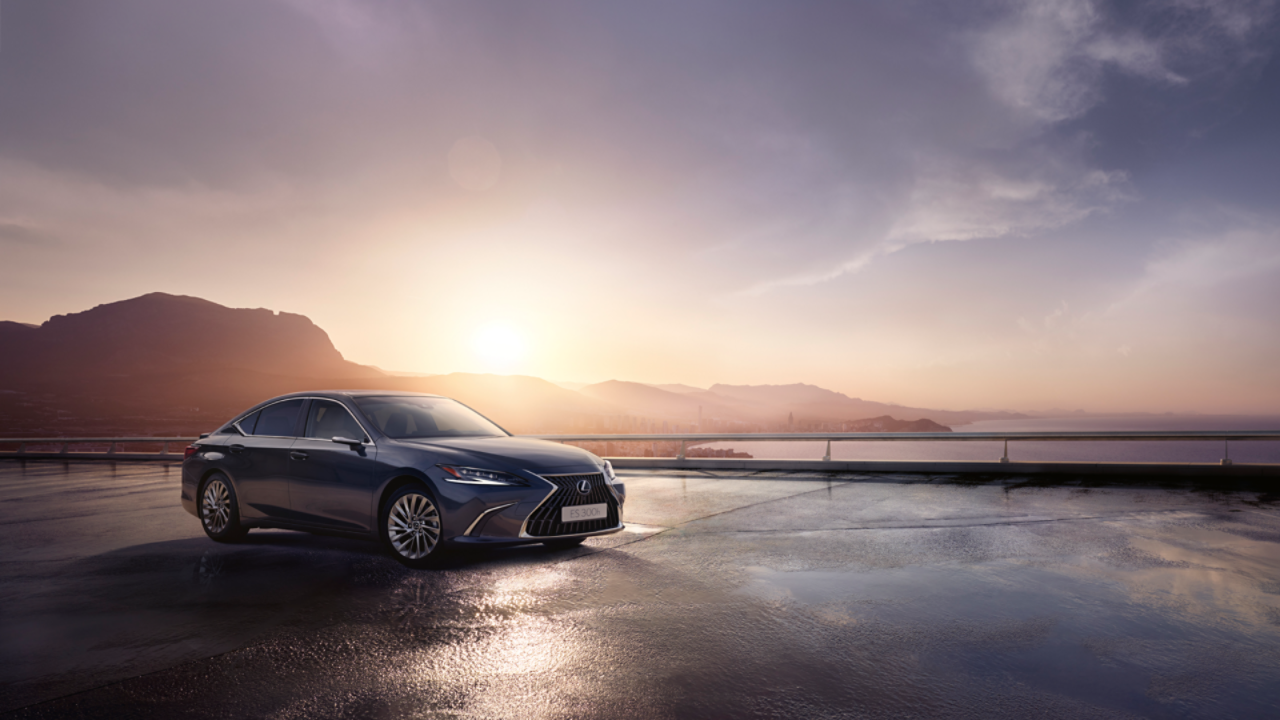 Lexus ES geparkeerd aan de kust