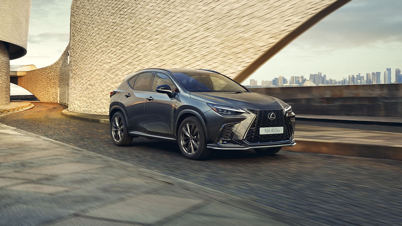 Zijaanzicht van een grijze Lexus NX