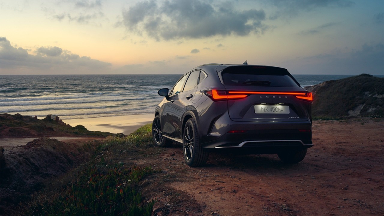 Een Lexus NX geparkeerd aan een kustlijn 