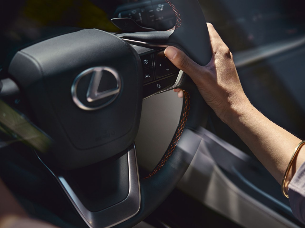 Een hand op een Lexus stuur