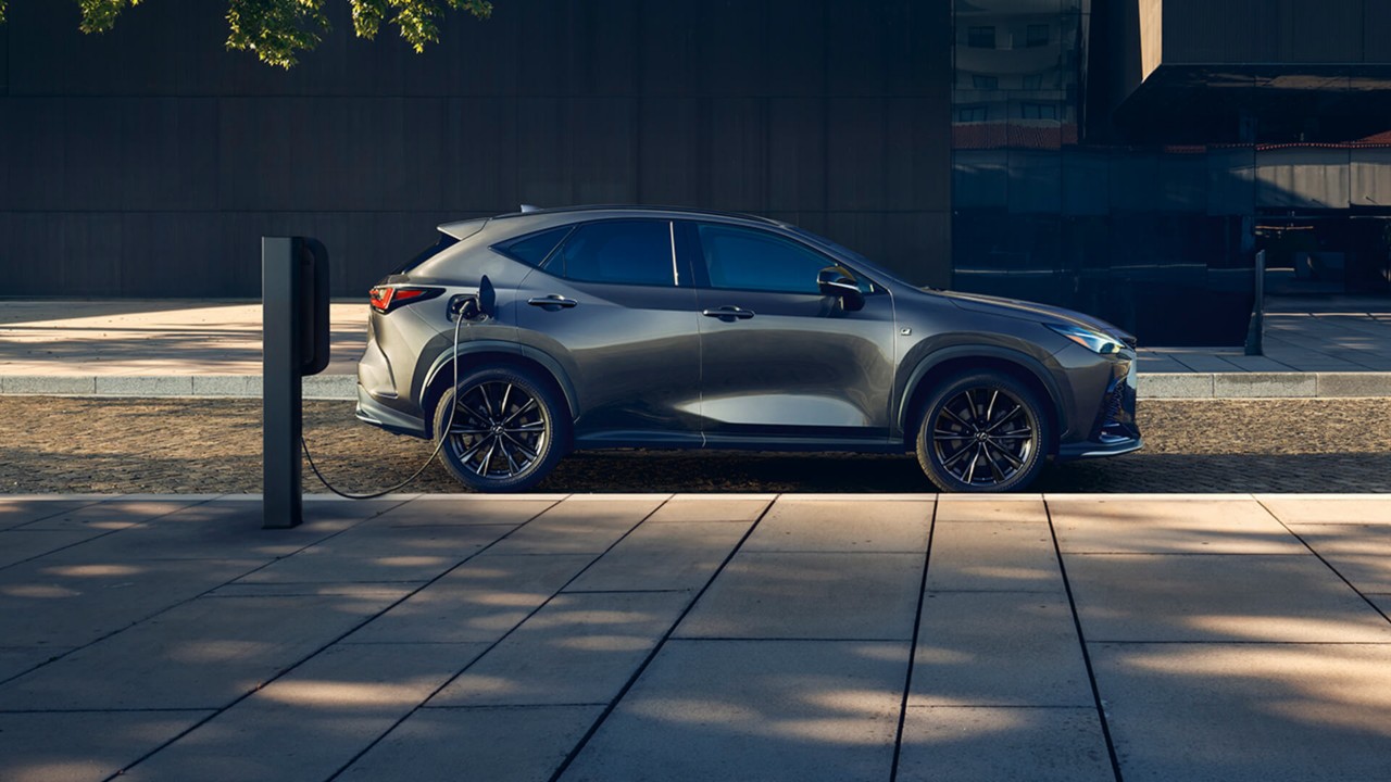 Zijaanzicht van een grijze Lexus NX 450h+