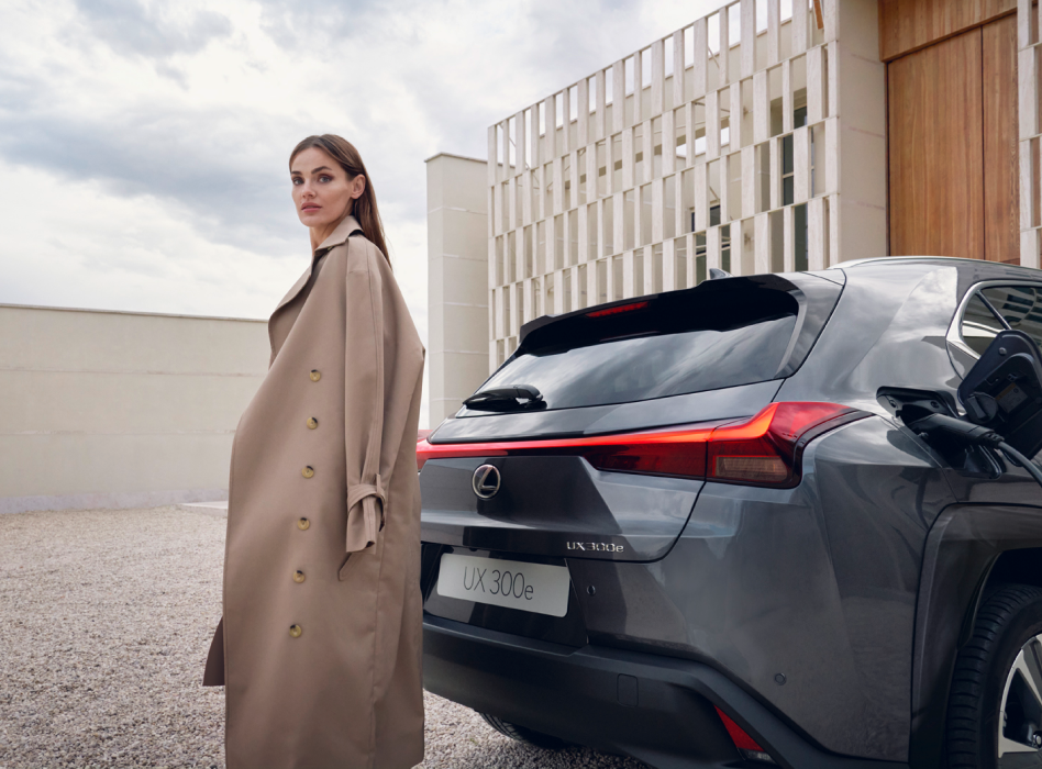 Een persoon staat naast een Lexus UX 300e