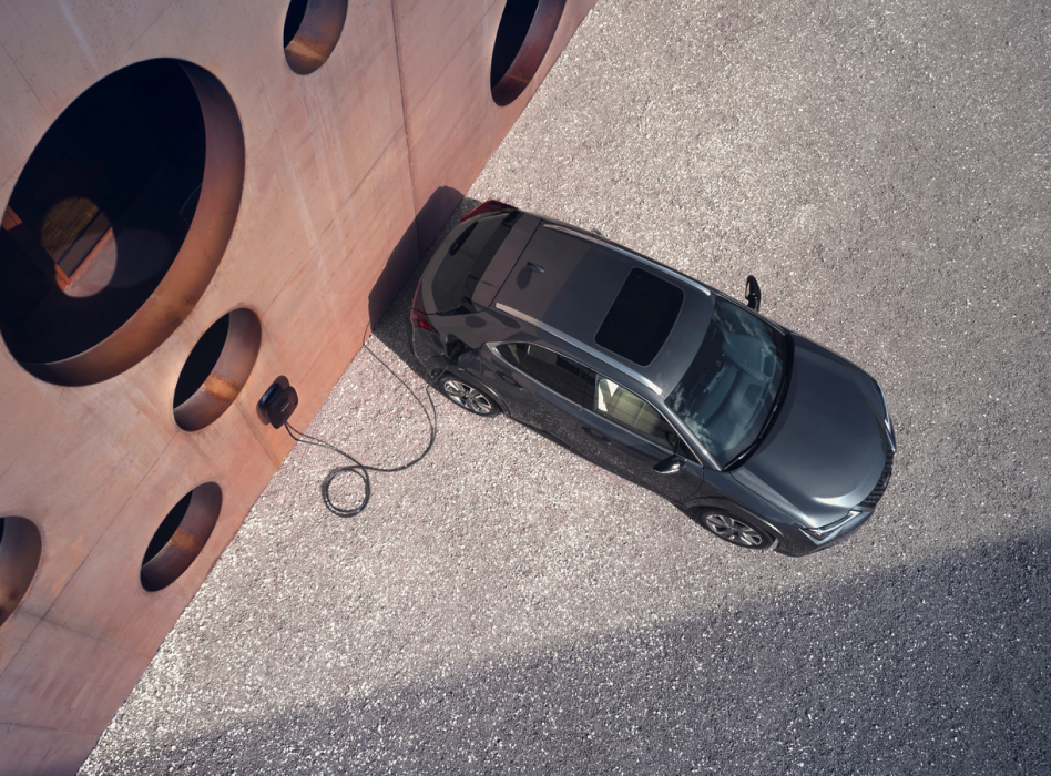 Luchtfoto van een Lexus UX 300e die aan het opladen is