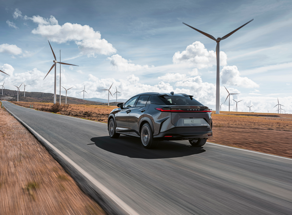 Lexus RZ rijdt door een windmolenpark