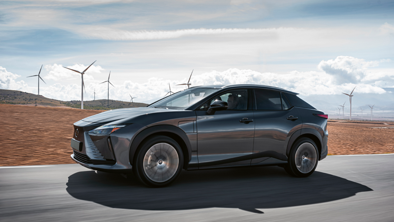 Lexus RZ rijdt door een windmolenpark