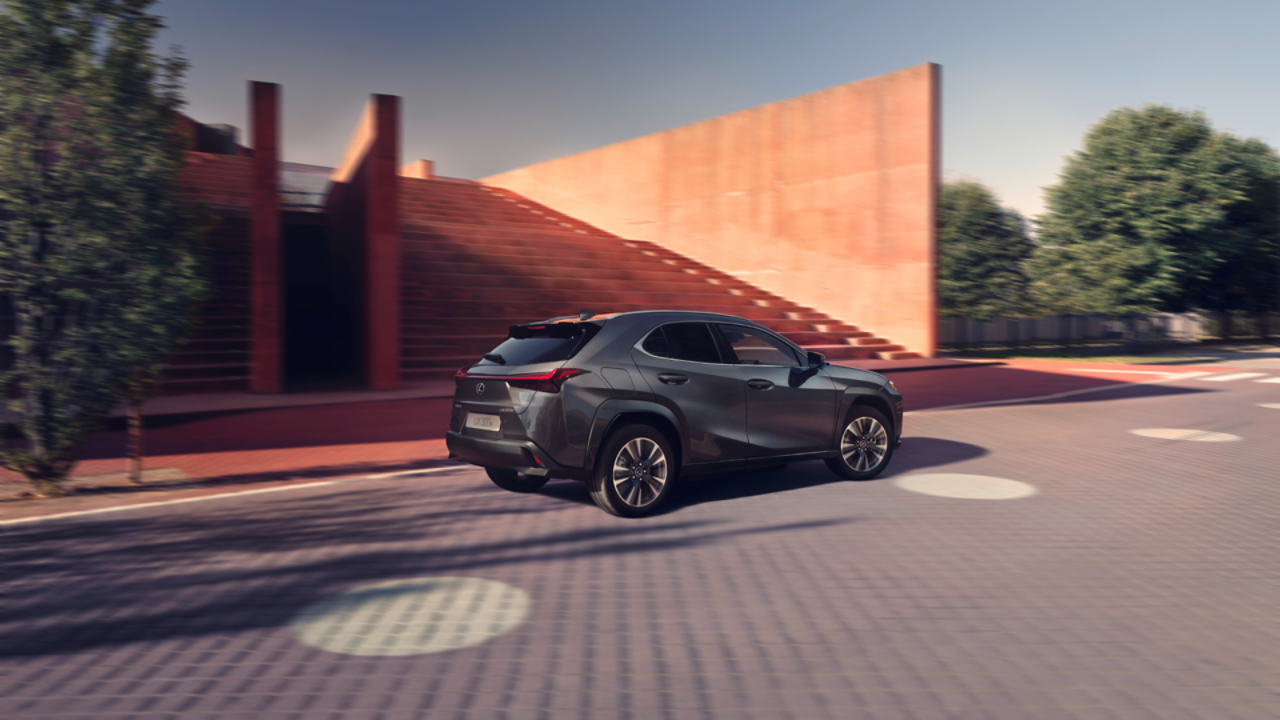 Lexus UX 300e tijdens het rijden