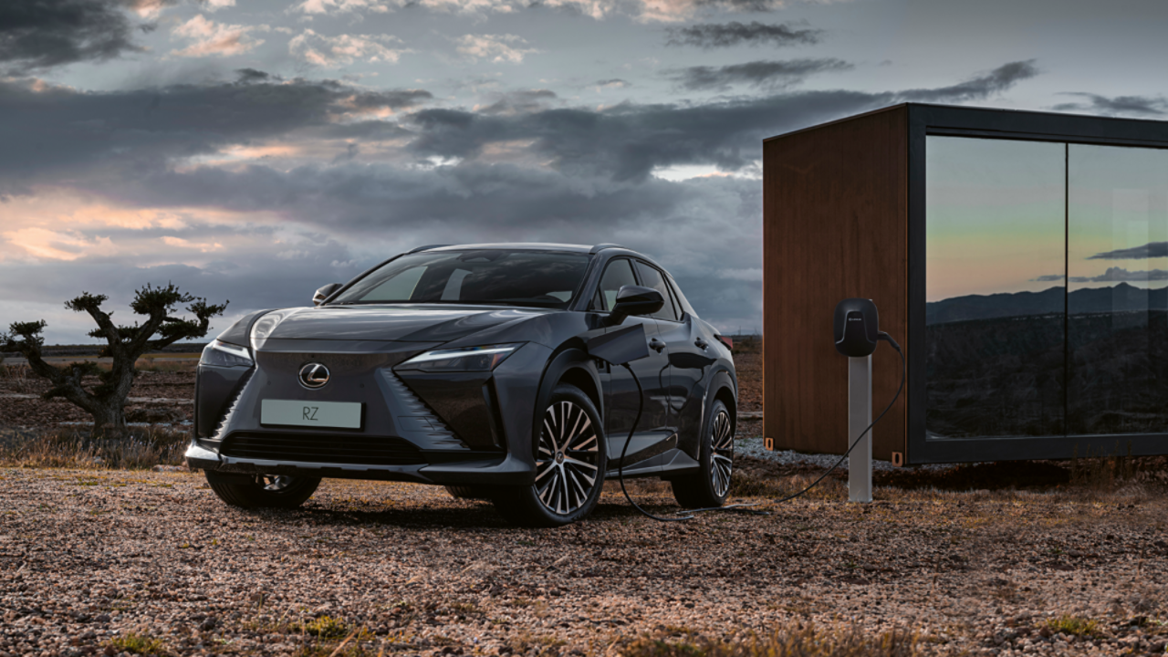 Lexus RZ aangesloten op een laadpaal