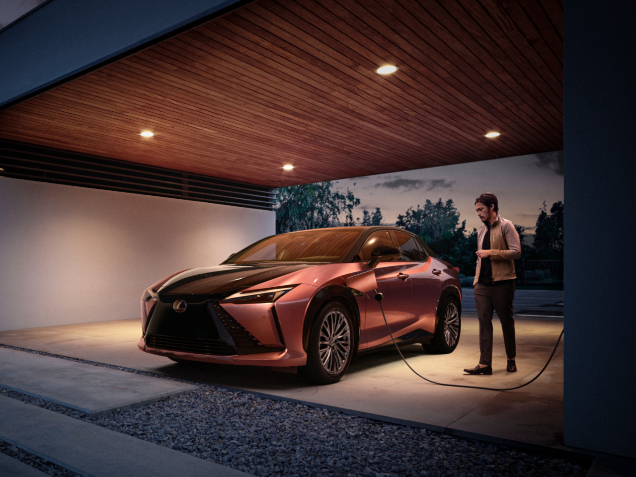 Een Lexus RZ 450e aangesloten op een thuis laadpaal