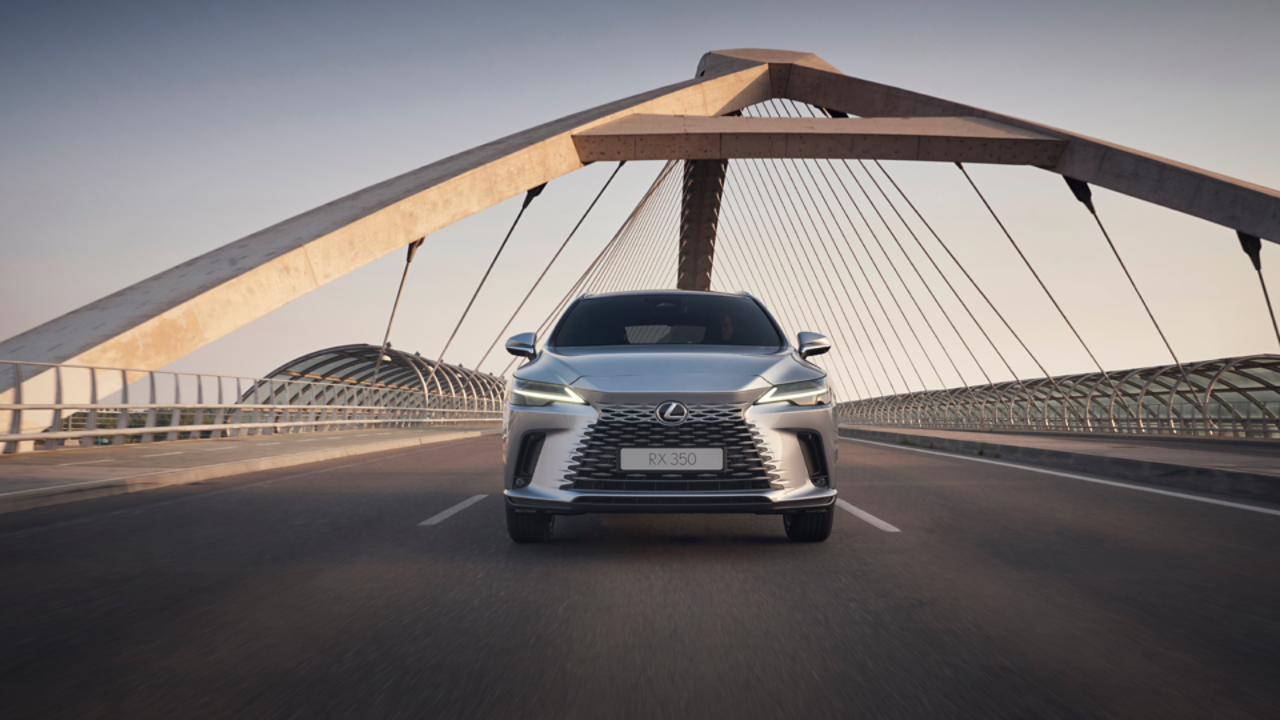 Een Lexus RX 350 rijdt over een brug